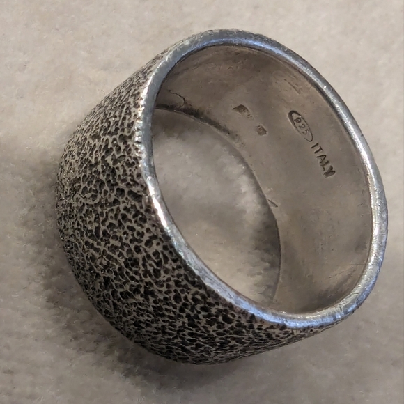Hammered sterling silver ring handcrafted in Italy. Size 6, 10 mm wide - Picture 7 of 8